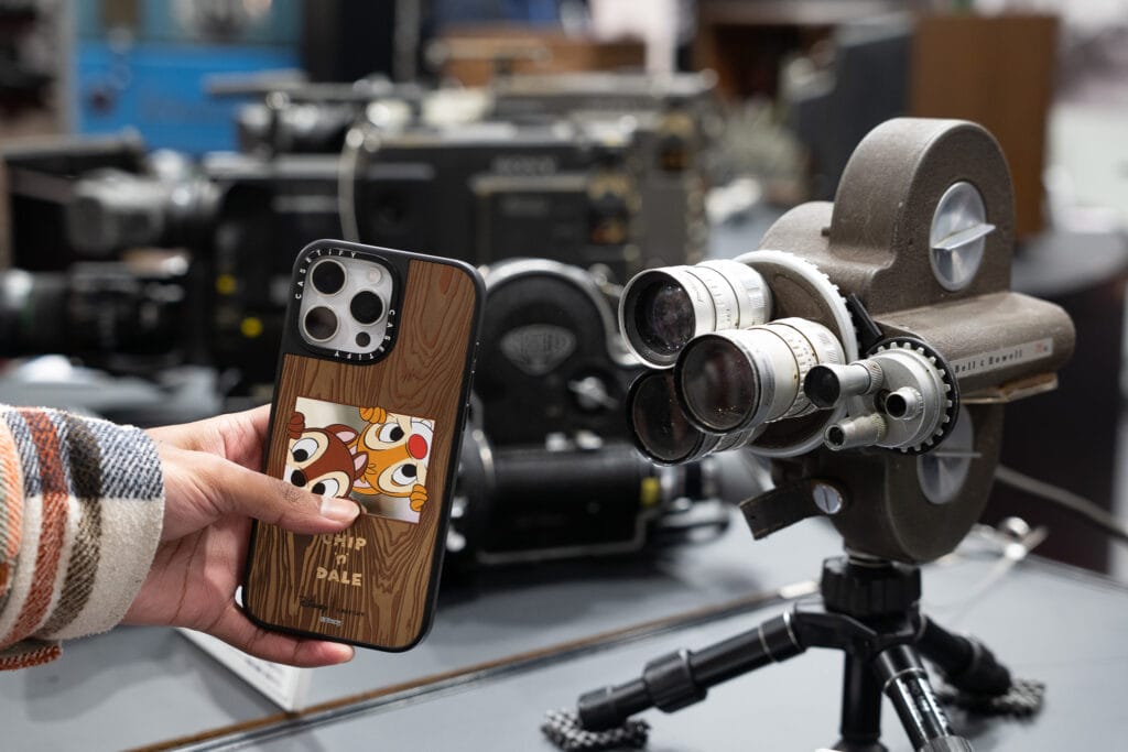 昔の3眼カメラとその横に並べたiPhone Pro