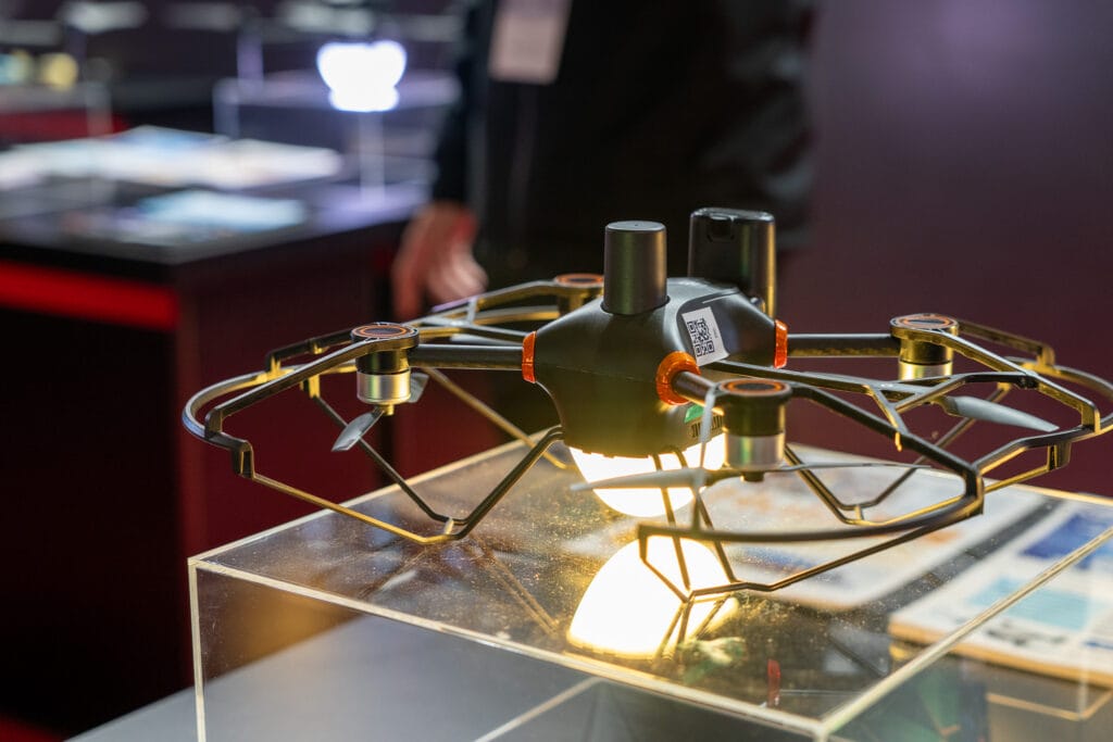 ドローンショー用のライトがついたドローンの展示