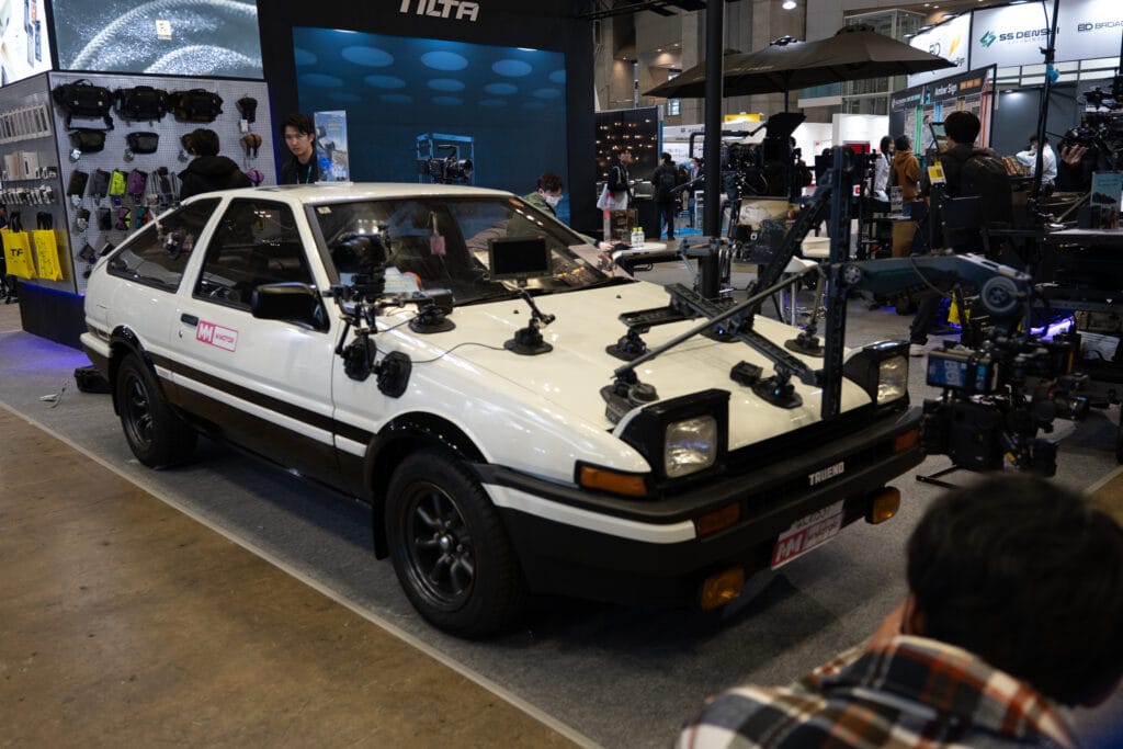 車に取り付けられた撮影機材