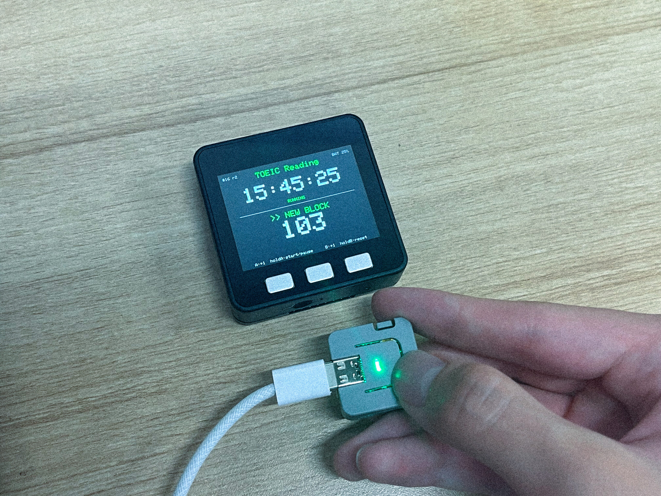 TOEIC練習時計とBLEリモコンを操作している実機