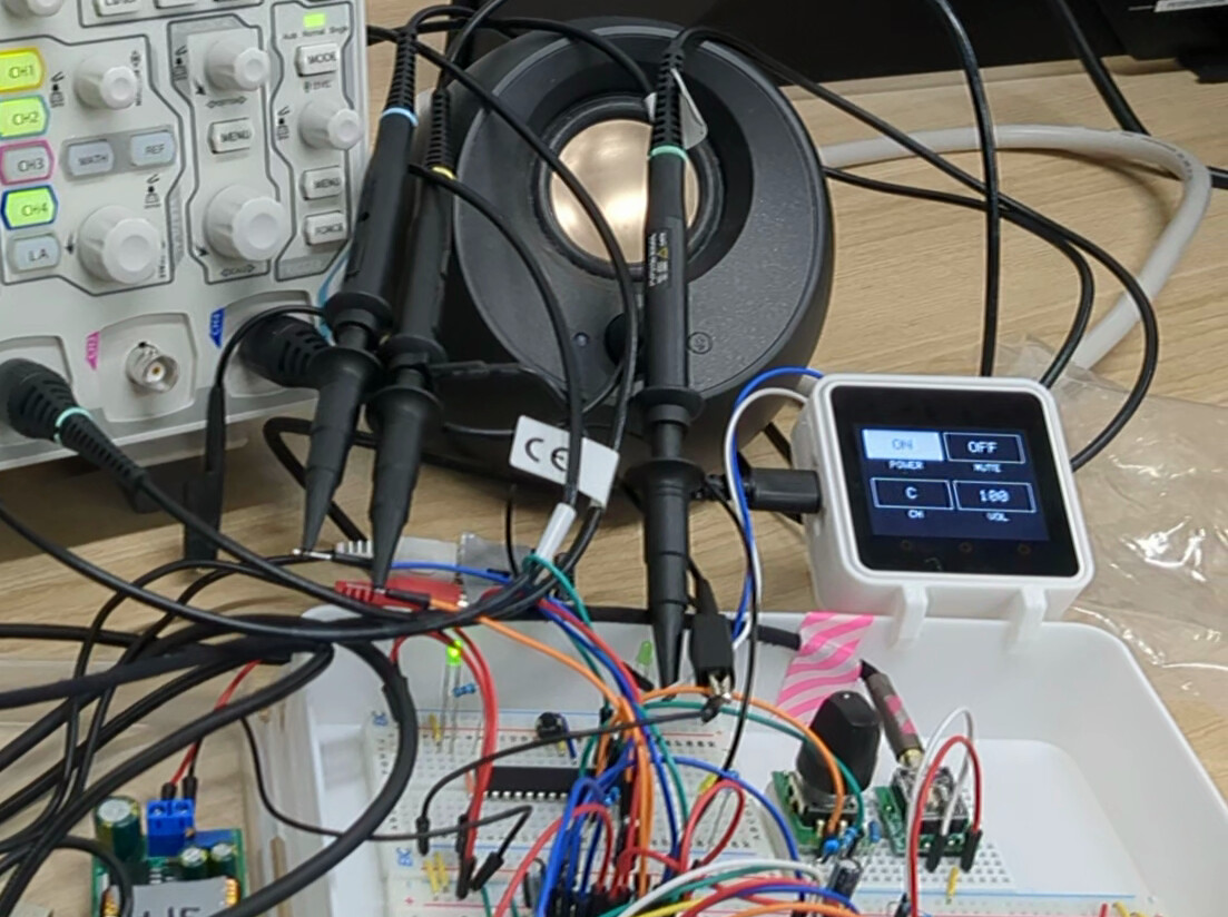 M5Stack Basicと計測器をつないだホルダー試作の様子