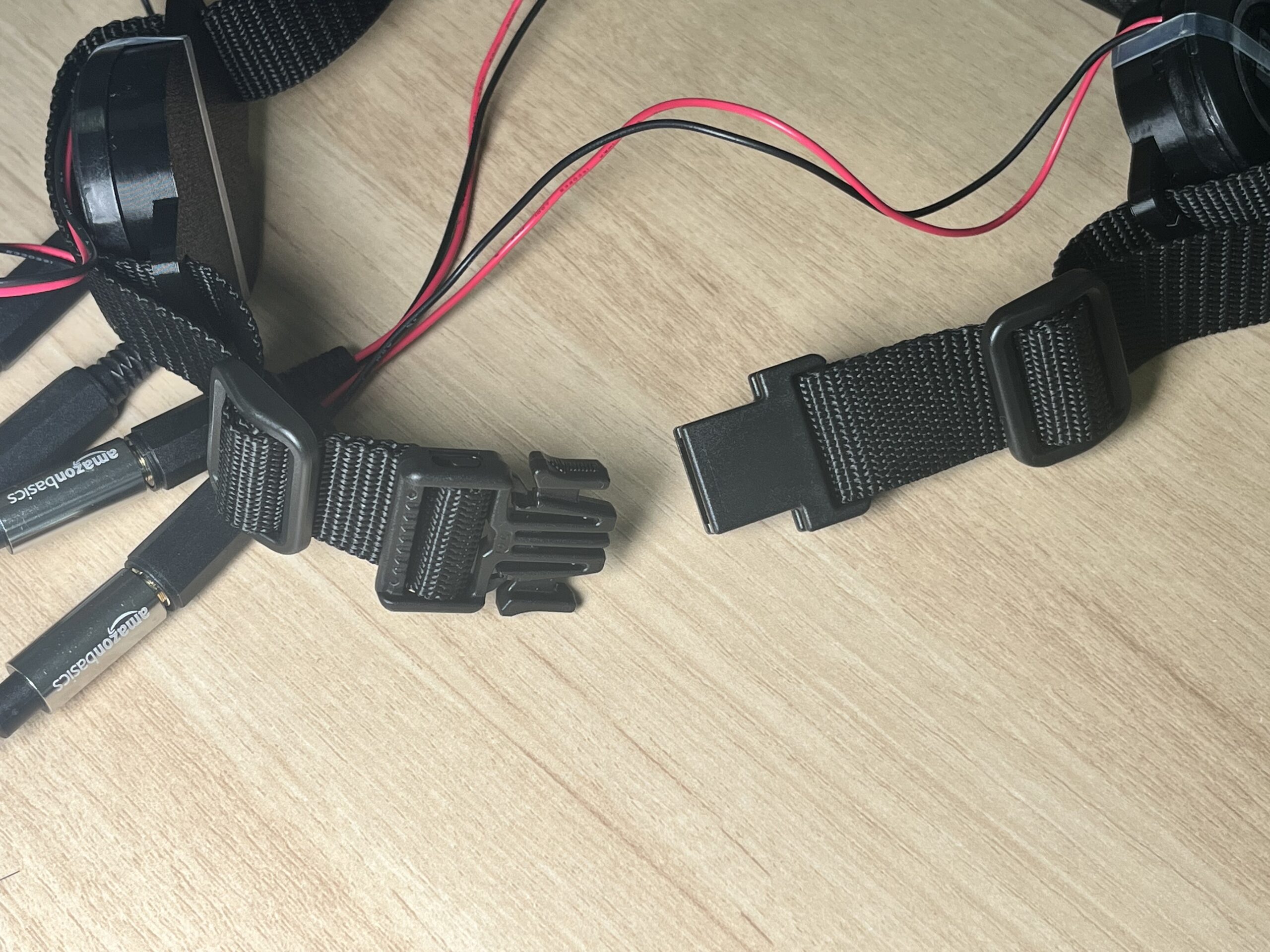 ベルトとバックルに接続した3Dプリント治具