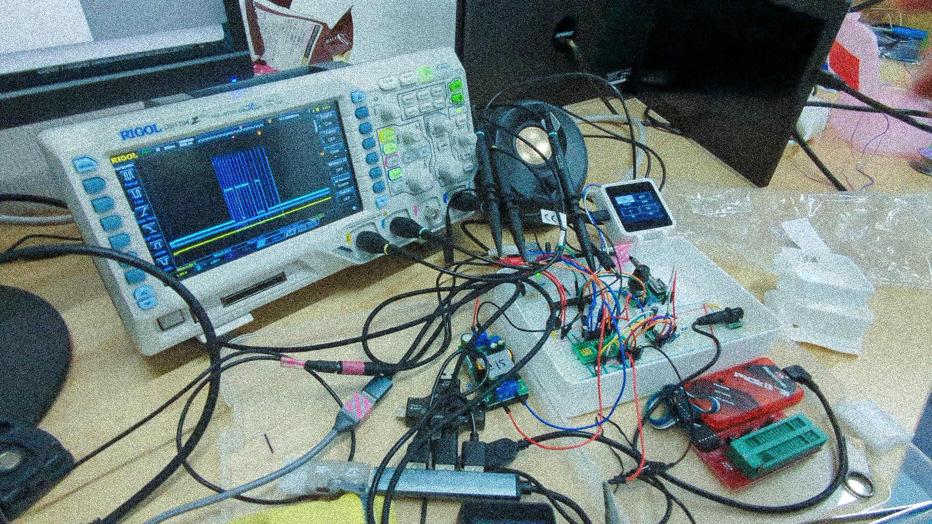 オーディオ機器を操作するKSA RemoteのiPhone画面